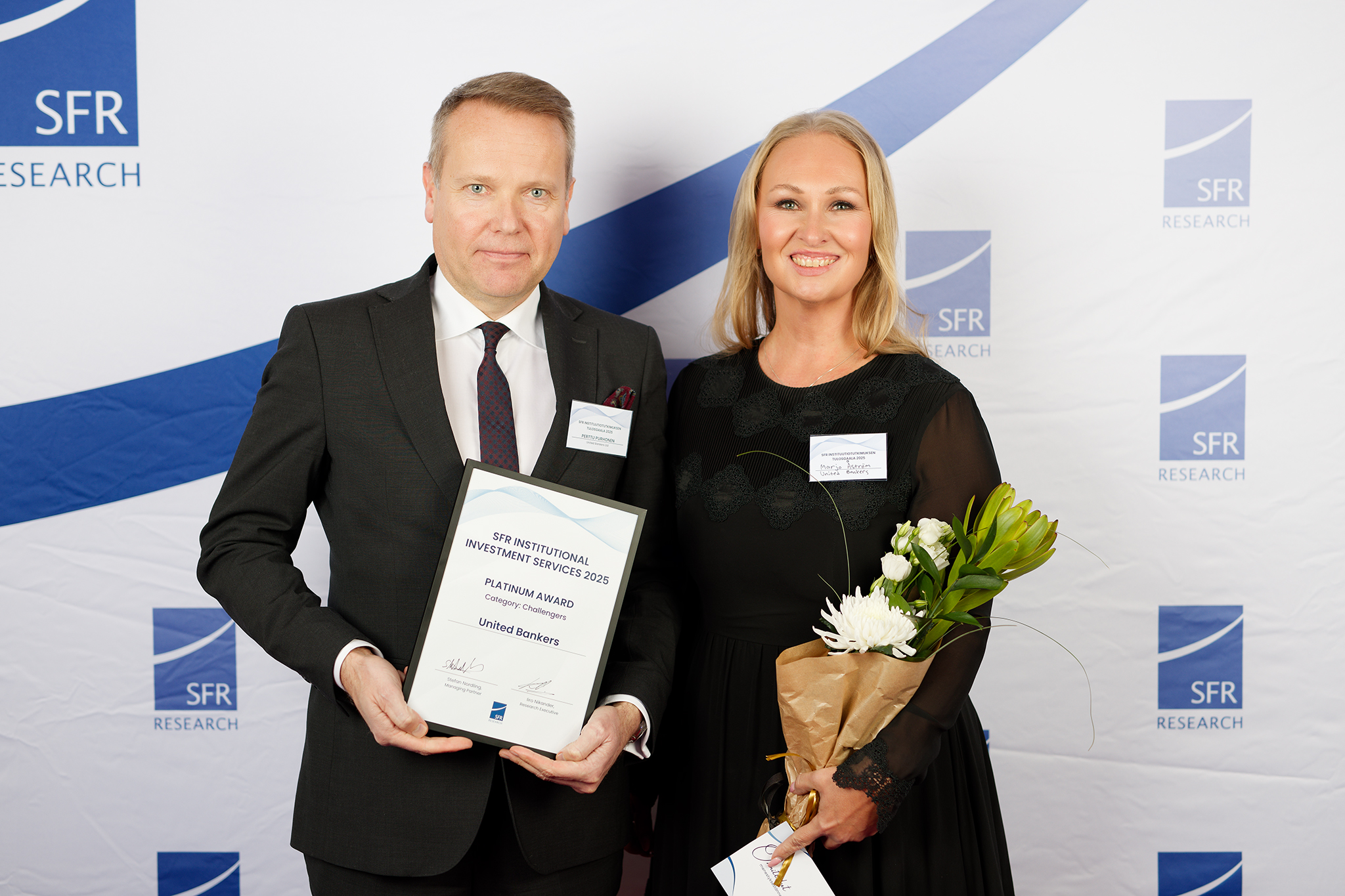 Perttu Purhonen, Director of Institutions and Private Wealth, and Marjo Åström, Investor Relations Manager, received the award.
